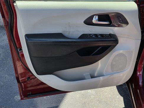 Used 2020 Chrysler Pacifica Limited image 38