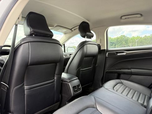 Used 2018 Ford Fusion SE w/ Equipment Group 602A FWD image 16