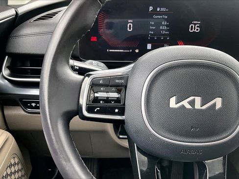Used 2025 Kia Carnival FWD image 23