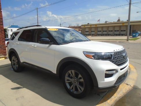 Used 2023 Ford Explorer XLT w/ Equipment Group 202A AWD/4WD image 13