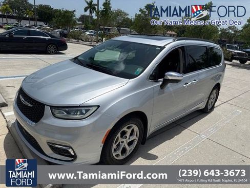 Used 2023 Chrysler Pacifica Limited w/ Uconnect Theater Family Group FWD image 1