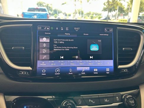 Used 2024 Chrysler Pacifica Touring-L FWD image 8
