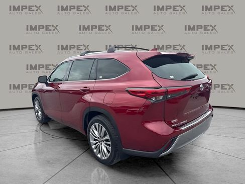 Used 2021 Toyota Highlander Platinum FWD image 2