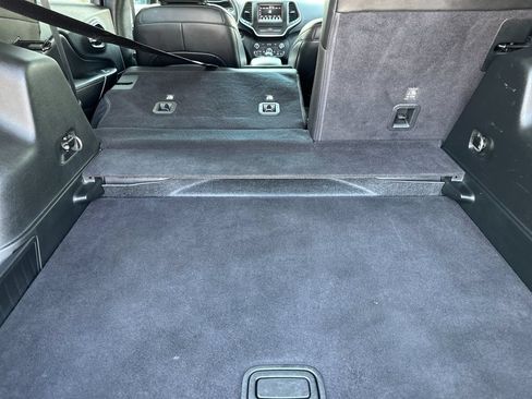Used 2019 Jeep Cherokee Latitude Plus FWD image 14
