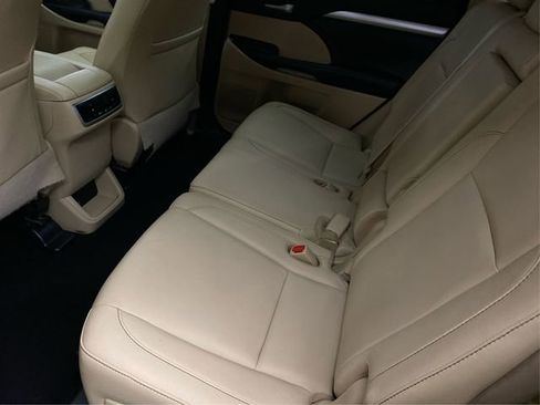 Used 2018 Toyota Highlander XLE image 11