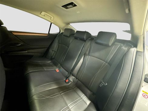 Used 2019 Lexus ES 300h w/ Luxury Package image 25