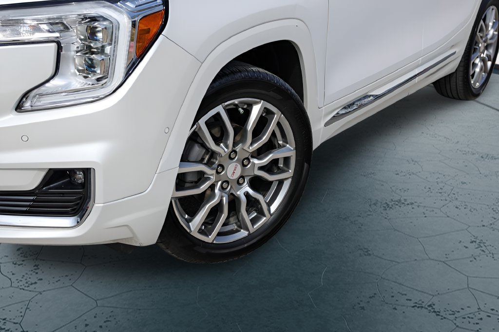 Used 2024 GMC Terrain Denali w/ Denali Premium Package AWD/4WD image 3