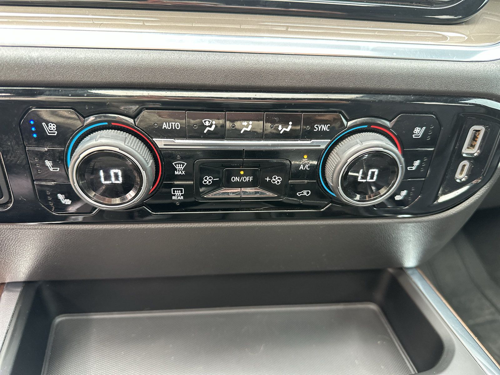 Used 2022 Chevrolet Silverado 1500 High Country w/ High Country Premium Package AWD/4WD image 28
