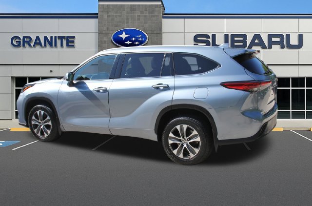 Used 2022 Toyota Highlander XLE AWD/4WD image 7