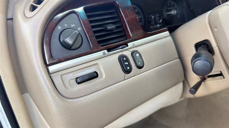 Used 2007 Lincoln Town Car Signature Limited RWD image 28