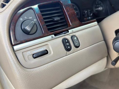 Used 2007 Lincoln Town Car Signature Limited RWD image 28