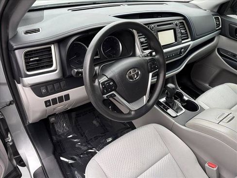 Used 2019 Toyota Highlander LE image 13