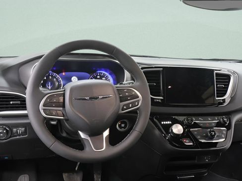 Used 2026 Chrysler Pacifica Limited FWD image 9