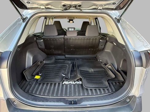 Used 2021 Toyota RAV4 LE AWD/4WD image 17