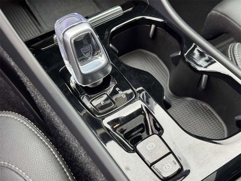 Certified 2025 Volvo XC40 B5 Plus image 29