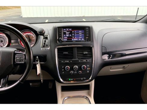 Used 2019 Dodge Grand Caravan SXT image 5