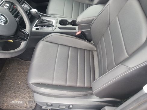 Used 2021 Volkswagen Jetta SE w/ SE Cold Weather Package image 5