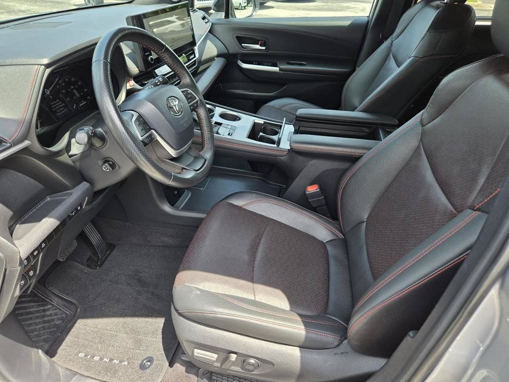 Used 2025 Toyota Sienna XSE w/ XSE Premium Package FWD image 15