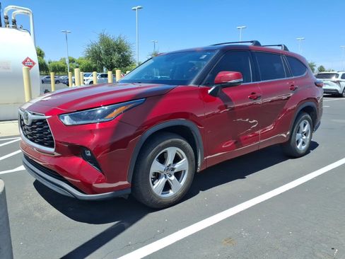 Used 2021 Toyota Highlander LE FWD image 2
