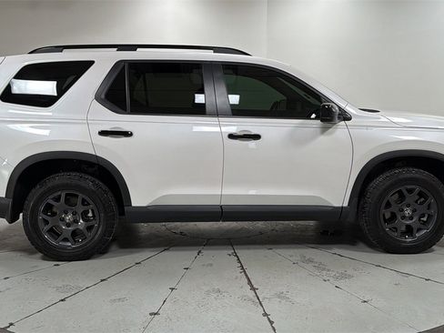 Used 2025 Honda Pilot TrailSport image 6