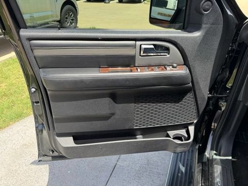 Used 2015 Ford Expedition Platinum RWD image 10