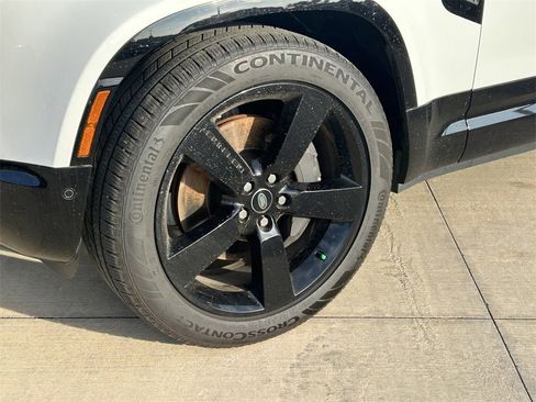 Used 2024 Land Rover Defender 130 X-Dynamic SE image 9