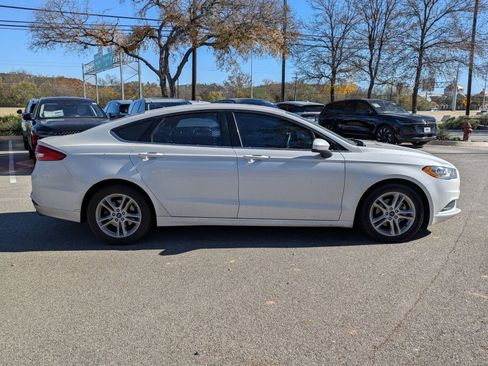 Used 2018 Ford Fusion SE w/ Fusion SE Technology Package image 2