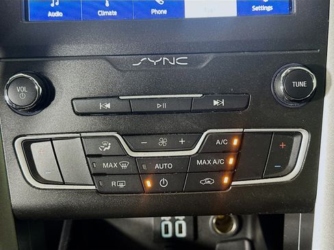Used 2020 Ford Fusion SE FWD image 23