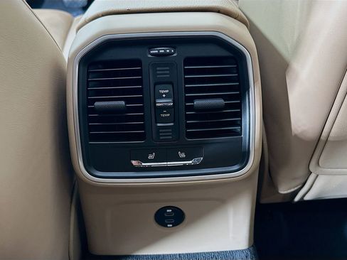 Certified 2023 Porsche Macan AWD/4WD image 27