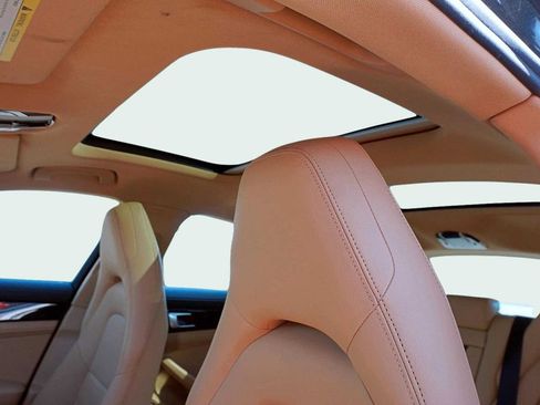 Used 2021 Porsche Panamera w/ Premium Package image 27