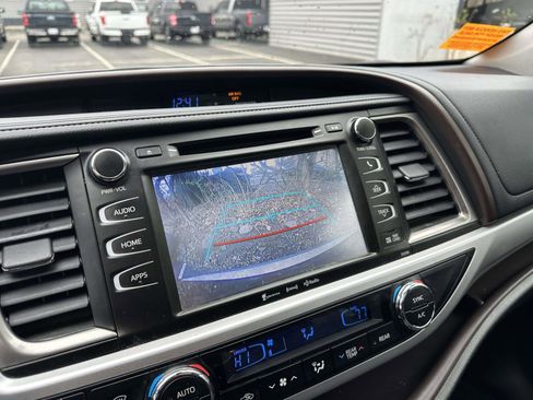 Used 2019 Toyota Highlander XLE AWD/4WD image 20