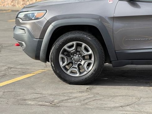 Used 2019 Jeep Cherokee Trailhawk image 8