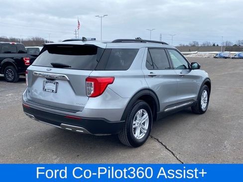 Used 2023 Ford Explorer XLT image 2
