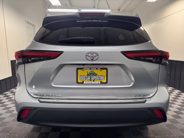 Used 2022 Toyota Highlander XLE AWD/4WD image 5
