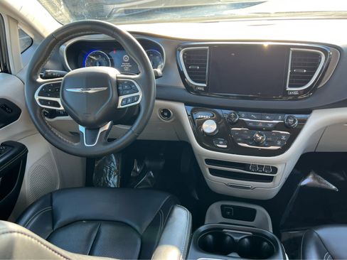 Used 2023 Chrysler Pacifica Touring-L image 23