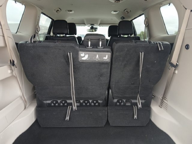 Used 2017 Chrysler Pacifica Touring-L Plus FWD image 5