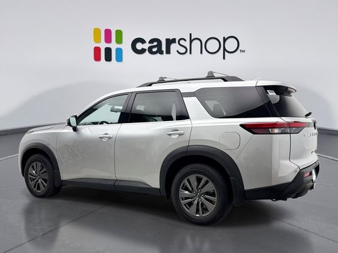 Used 2022 Nissan Pathfinder SV w/ SV Premium Package image 3