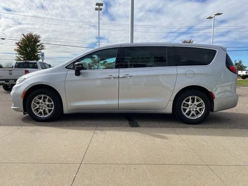 Used 2024 Chrysler Pacifica Touring-L FWD image 8