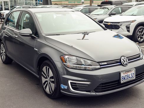 Used 2017 Volkswagen e-Golf SE w/ DC Fast Charging Package image 19