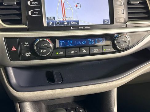 Used 2019 Toyota Highlander XLE AWD/4WD image 37
