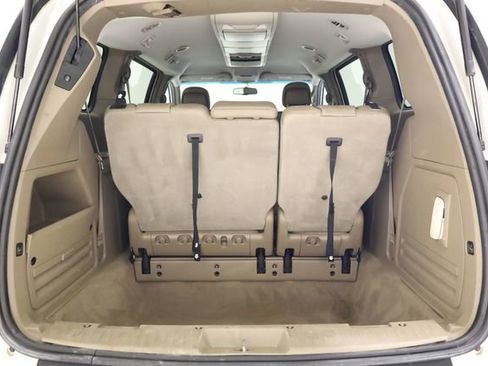 Used 2013 Chrysler Town & Country Touring FWD image 32