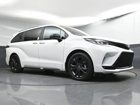 Used 2025 Toyota Sienna XSE image 23