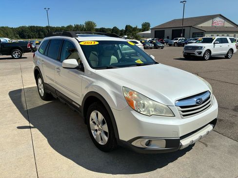 Used 2011 Subaru Outback 2.5i Limited AWD/4WD image 3