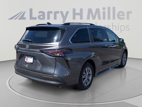 Used 2025 Toyota Sienna XLE FWD image 5