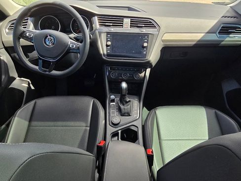 Used 2021 Volkswagen Tiguan SE w/ Panoramic Sunroof Package image 27