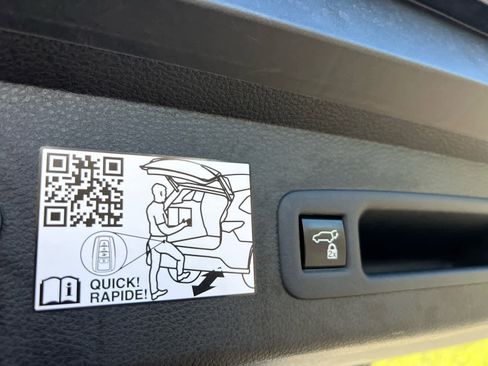 Used 2023 Toyota Sienna Limited image 11