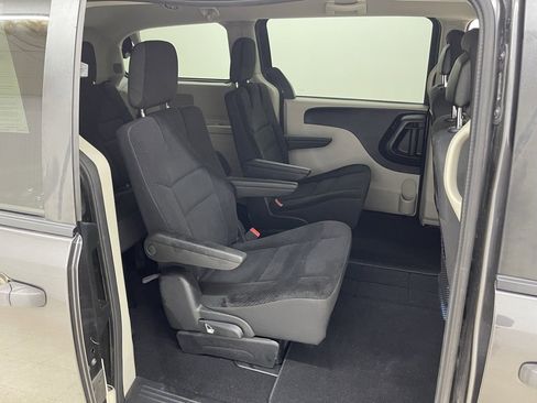 Used 2019 Dodge Grand Caravan SE w/ UConnect Hands-Free Group image 13
