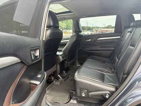 Used 2019 Toyota Highlander XLE AWD/4WD image 13
