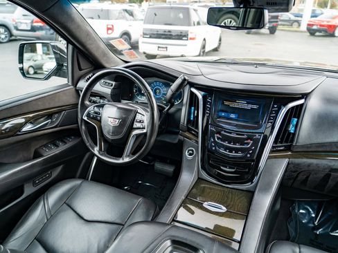 Used 2017 Cadillac Escalade Platinum AWD/4WD image 28