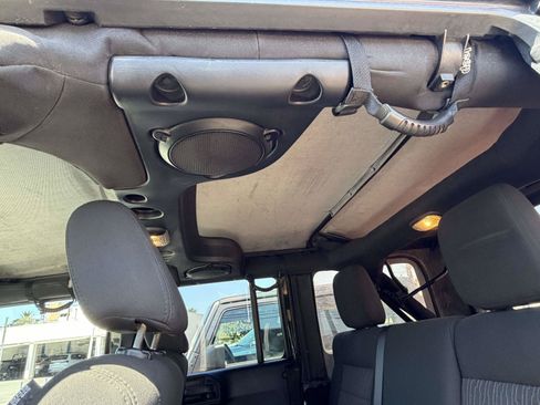Used 2012 Jeep Wrangler Unlimited Rubicon w/ Connectivity Group AWD/4WD image 12